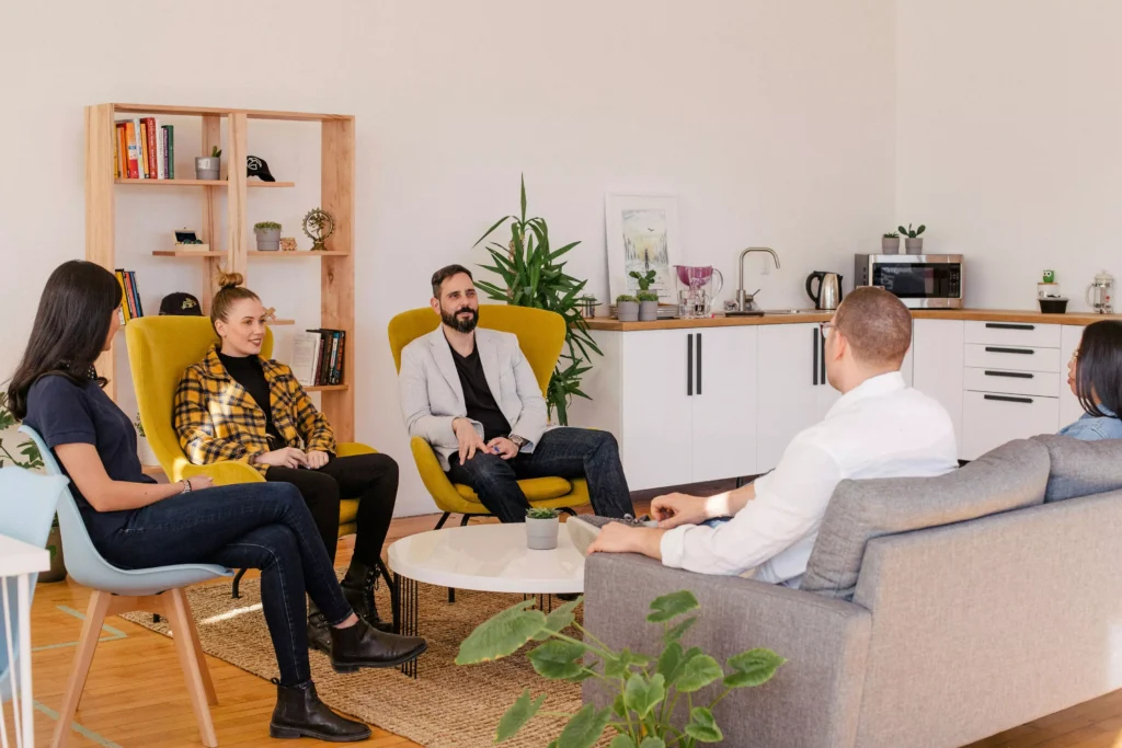 Time em reunião prática sobre como aplicar onboarding com sucesso