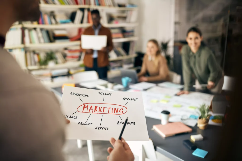 Time de Marketing Analisando Resultados e Criando Estratégias para Pequenas Empresas