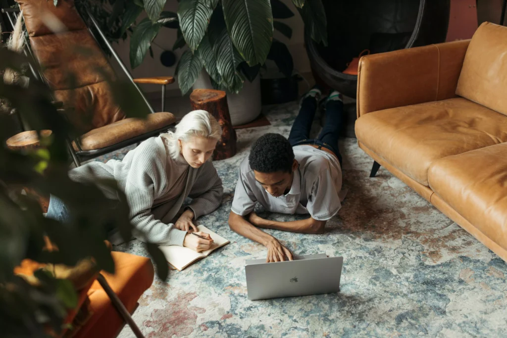Colaboradores em espaço flexível pesquisam no notebook — cultura organizacional inovadora