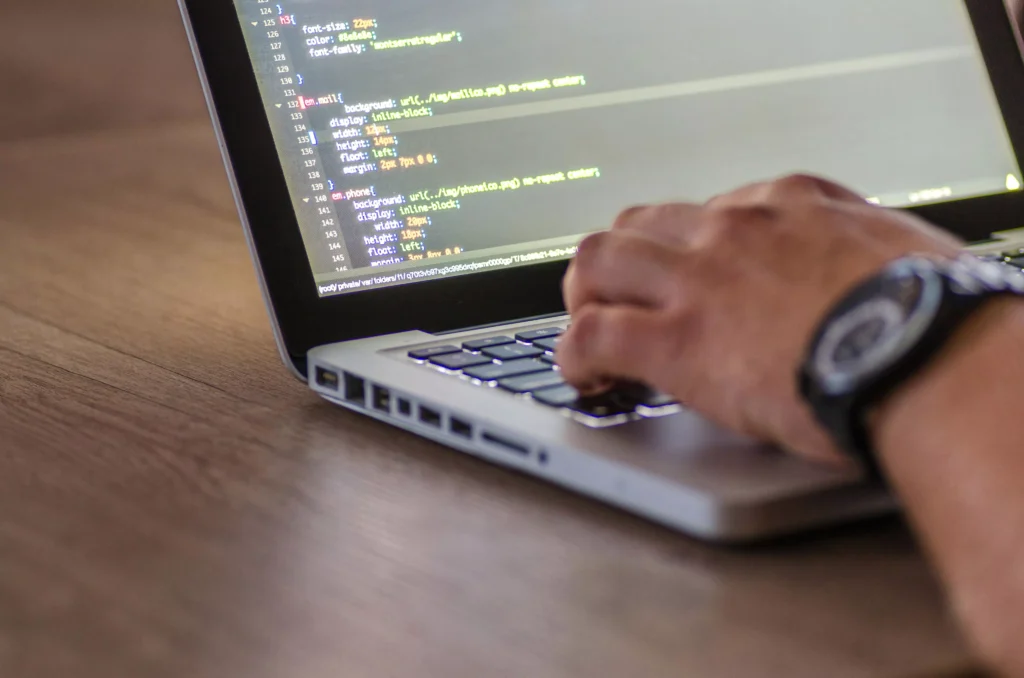 Pessoa programando em notebook — atuação do RH e DP no mercado de trabalho em TI