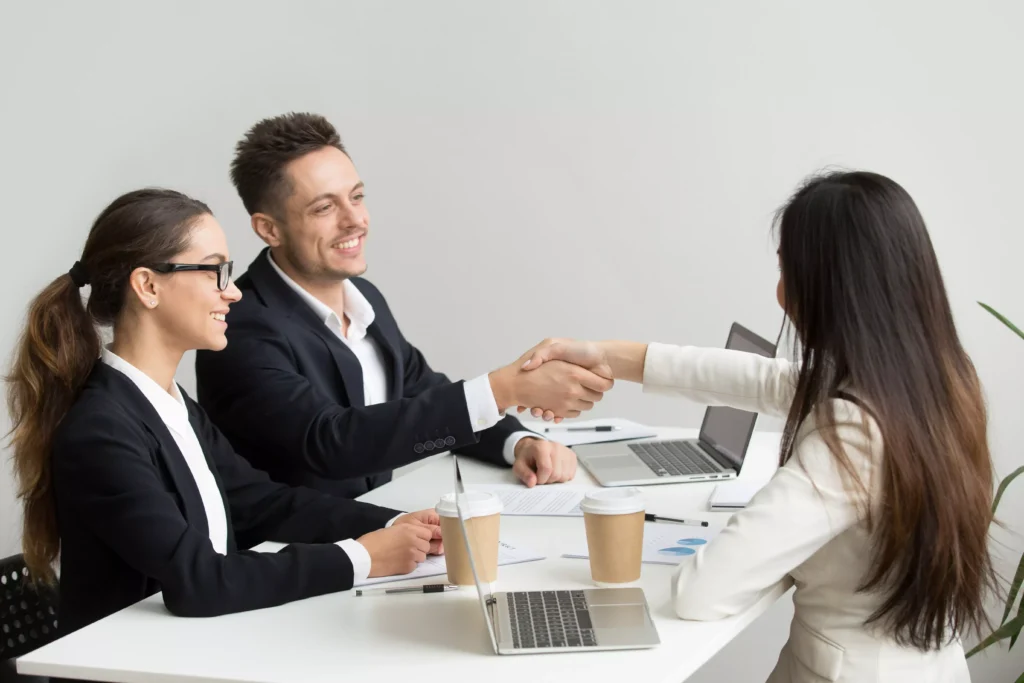 recrutadores analisando indicadores de recrutamento e seleção em entrevista