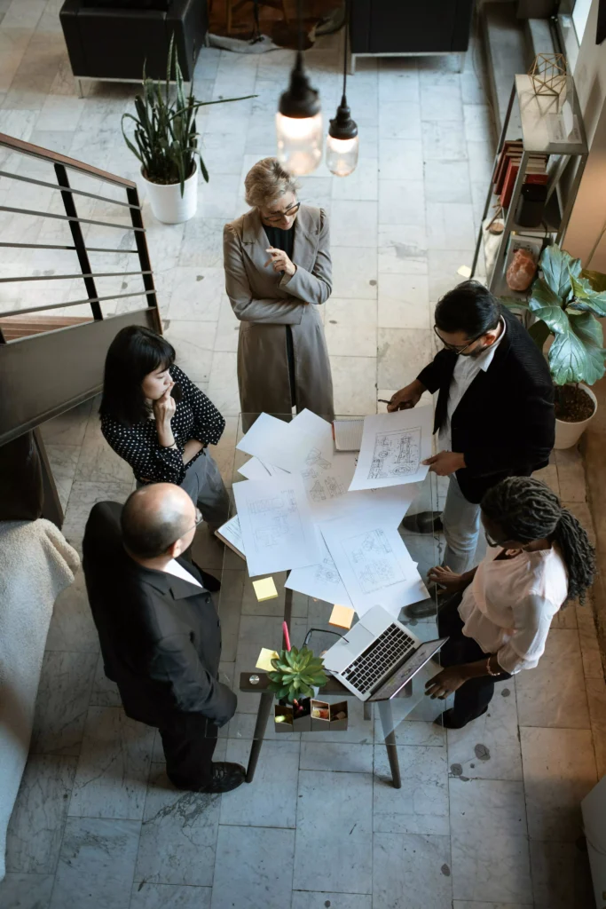equipe reunida discutindo projetos e metas em ambiente corporativo