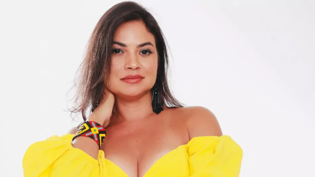 Retrato de Flávia Bittencourt em pose confiante
