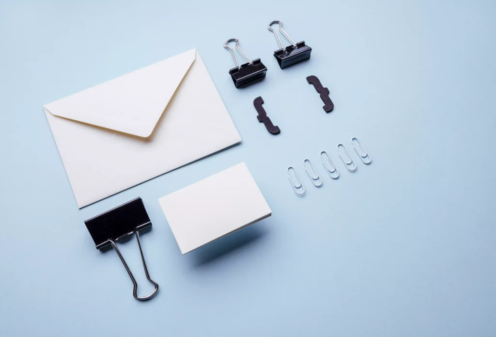 Itens de escritório que podem compor um kit de onboarding para novos talentos