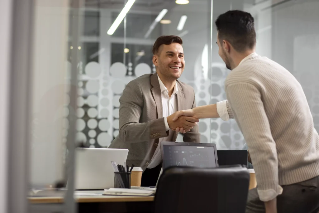 Boas-vindas ao novo colaborador durante processo de onboarding em empresa moderna