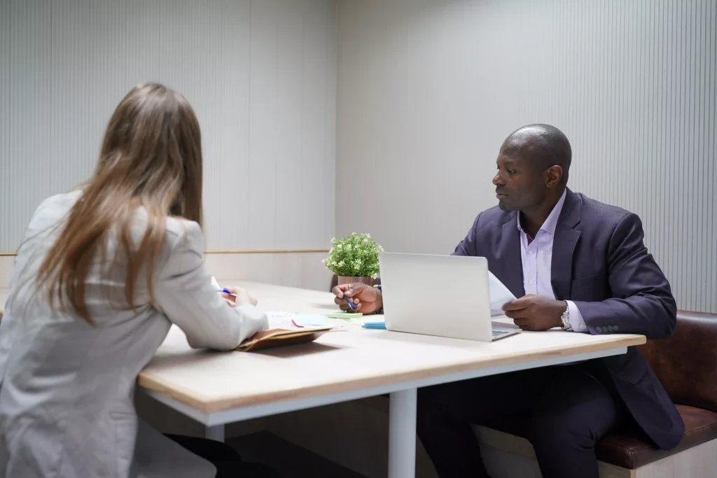 entrevista individual personalizada para reforçar a experiência do candidato