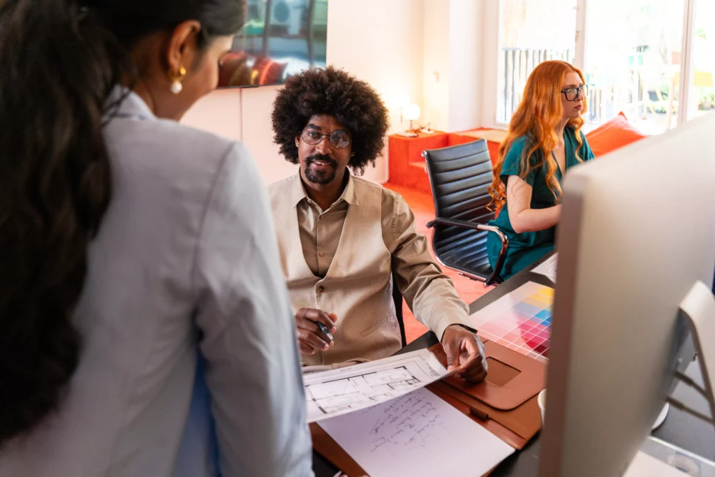 Profissionais conversando no ambiente de trabalho, representando o uso das human skills na rotina corporativa.