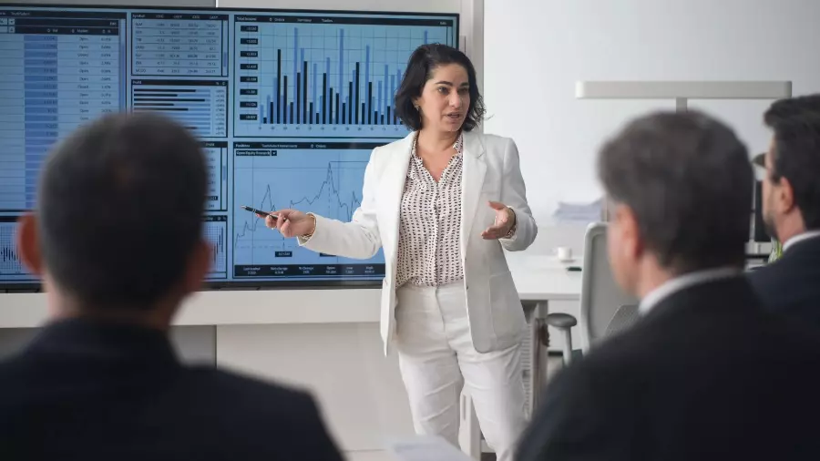 processo de onboarding mulher durante apresentação pessoal|pessoa fazendo apresentação pessoal em empresa