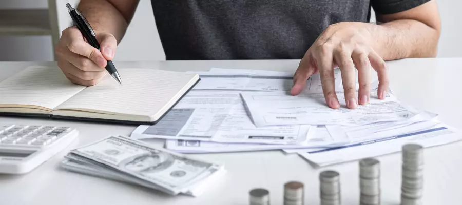 investidores Pessoa realizando cálculos financeiros com dinheiro ao lado, ilustrando o processo de cálculo de salário.
