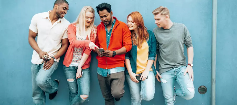 geração z Jovens da Geração Z engajados usando um tablet juntos, refletindo a conectividade e o comportamento colaborativo.