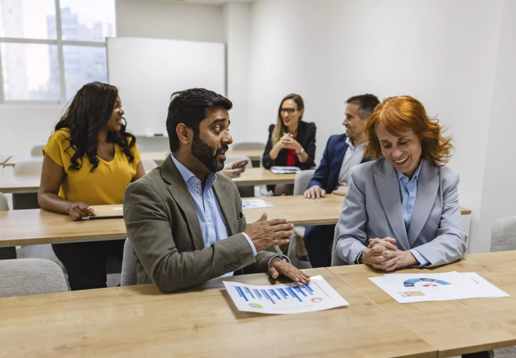 reunião estratégica para definir objetivos e etapas do planejamento de endomarketing