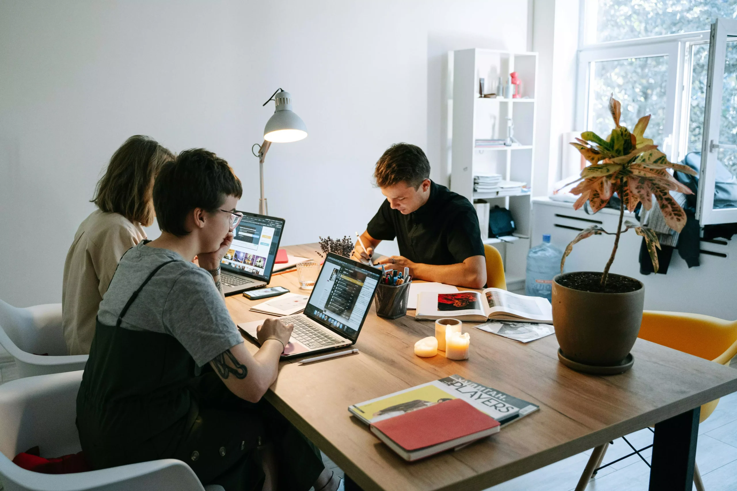 oferta no mercado de trabalho Três jovens criativos trabalham juntos em ambiente colaborativo — novas formas de trabalho