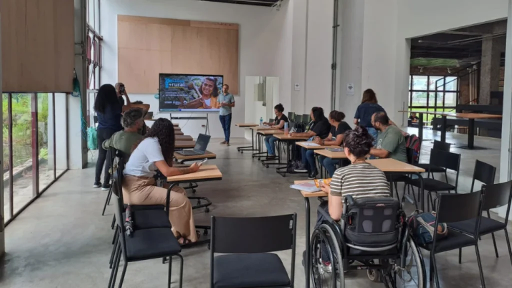 Alunos assistem a uma aula presencial do curso gratuito Fábrica de Negócios em um espaço de trabalho compartilhado em São Paulo.
